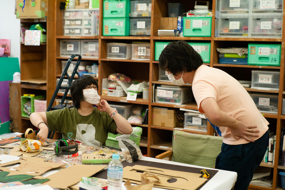 宿利さんと向き合うスタッフの吉永さん