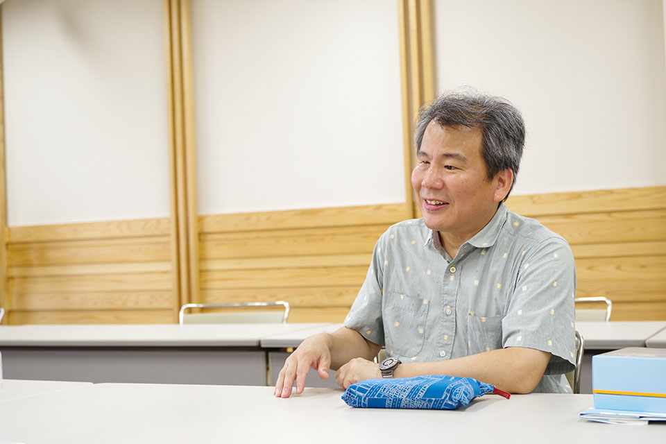 【写真】テーブルの前ににこやかな表情で座る広瀬浩二郎さん