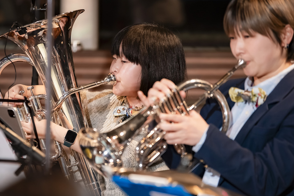 【写真】管楽器を演奏する女性2名の様子