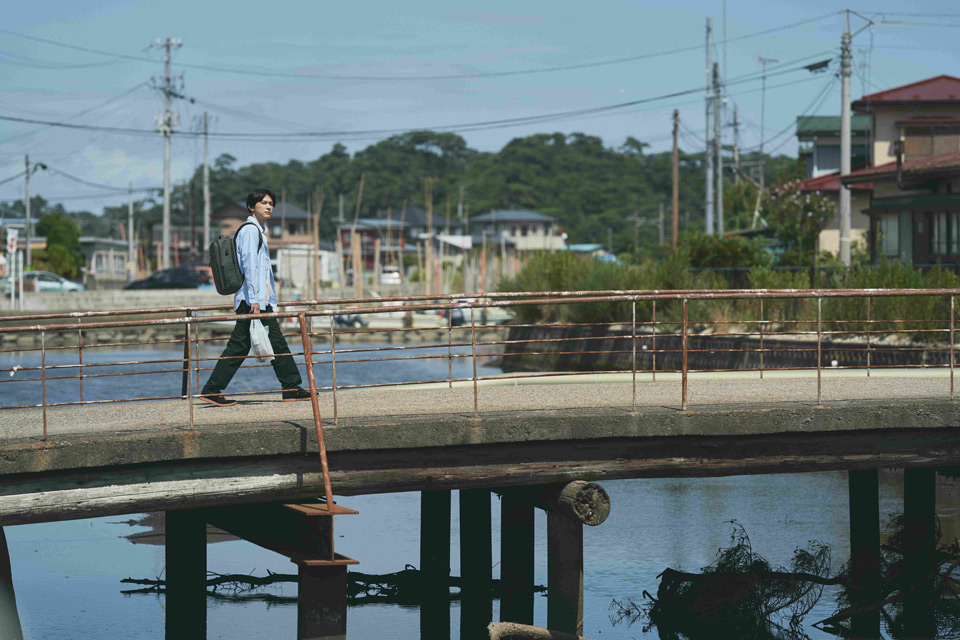 【場面写真】川にかかる古い橋を歩く主人公